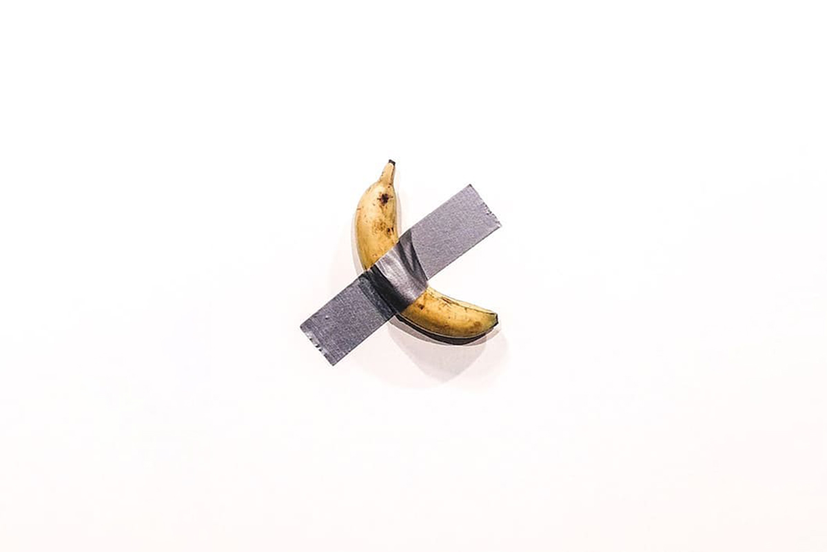 Banana lipită cu bandă adezivă, adjudecată la 5,2 milioane de dolari la o licitaţie în New York