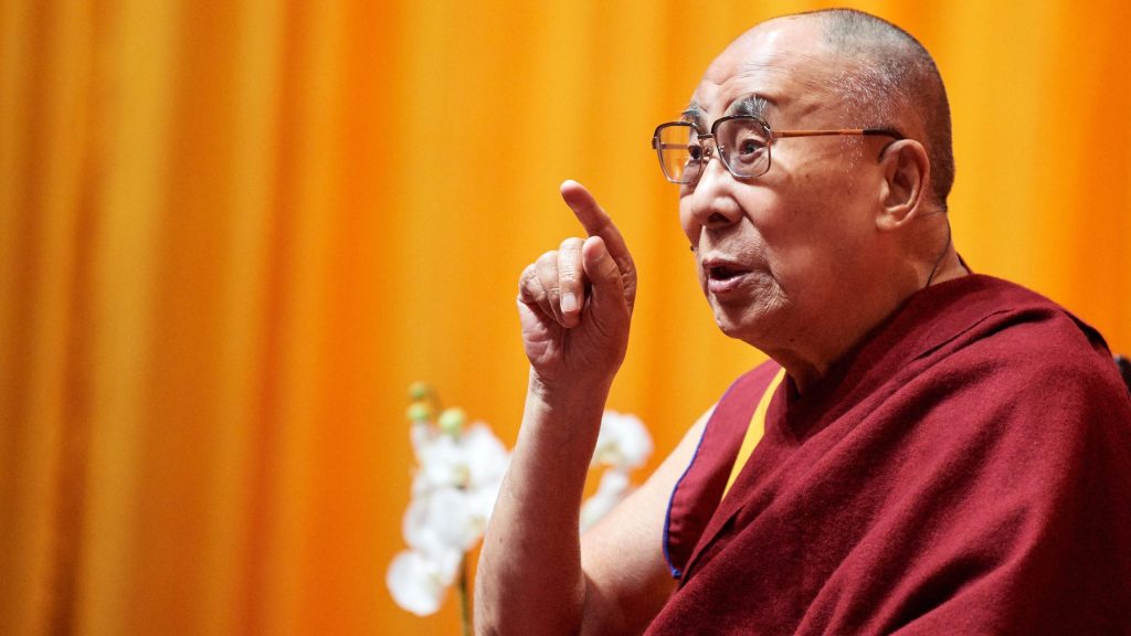 Dalai Lama scrie într-o noua carte că succesorul său ”se va naşte” în afara Chinei