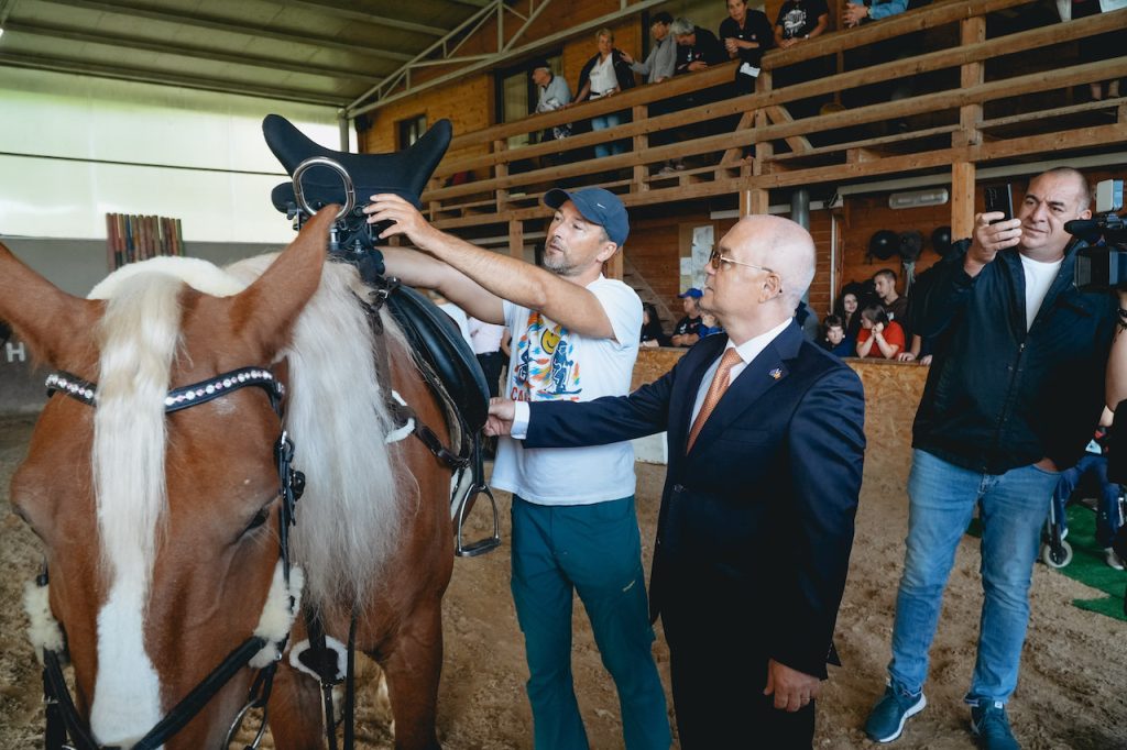 Primul sistem de echitaţie adaptată din România a fost inaugurat la Wonderland Resort, Cluj