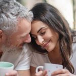 De ce trăiesc femeile mai mult decât bărbații? Răspunsul e ascuns în ADN și în istoria evoluției