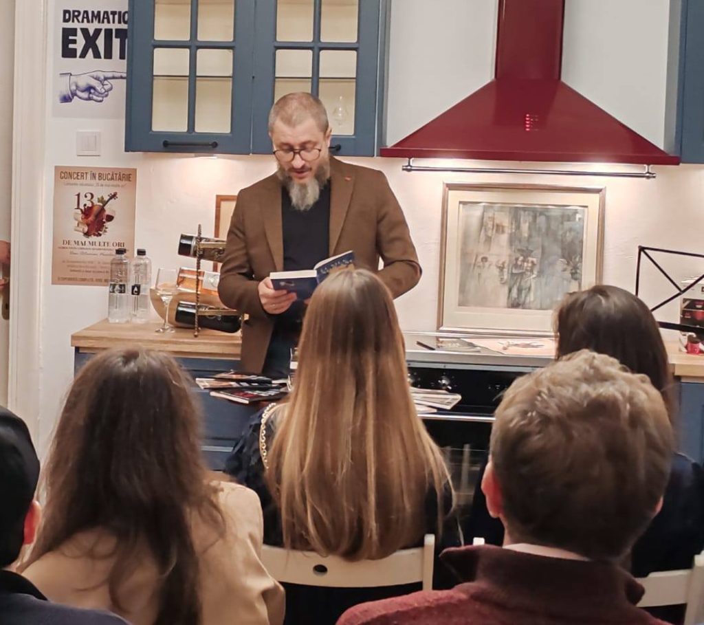 Cronică de lansare: „13 de mai multe ori”, întâlnire rară în care literatura nu se citește, ci se trăiește.