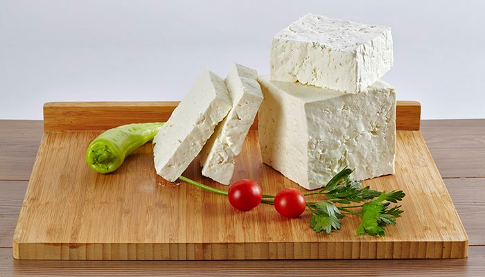 Consumul zilnic de brânză, un potenţial factor protector împotriva demenţei