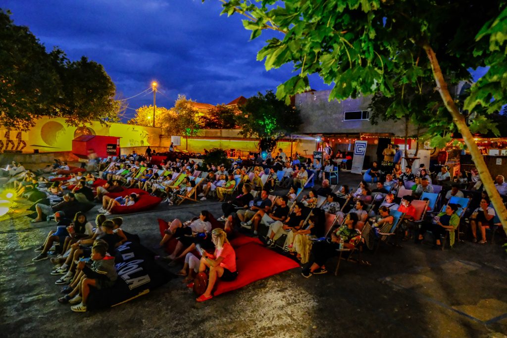 Vara la Eforie Sud – seri petrecute în Grădina Cinemascop