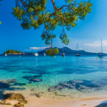 DNSC: Înainte de a rezerva vacanţa, verifică atent oferta